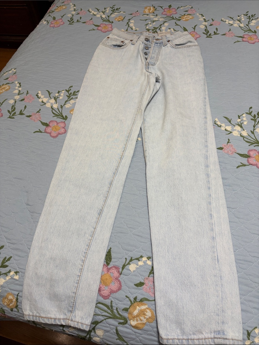 LEVI’S Women 501 white Wash Denim4 Button fly Closure Size 3 Short Jeans